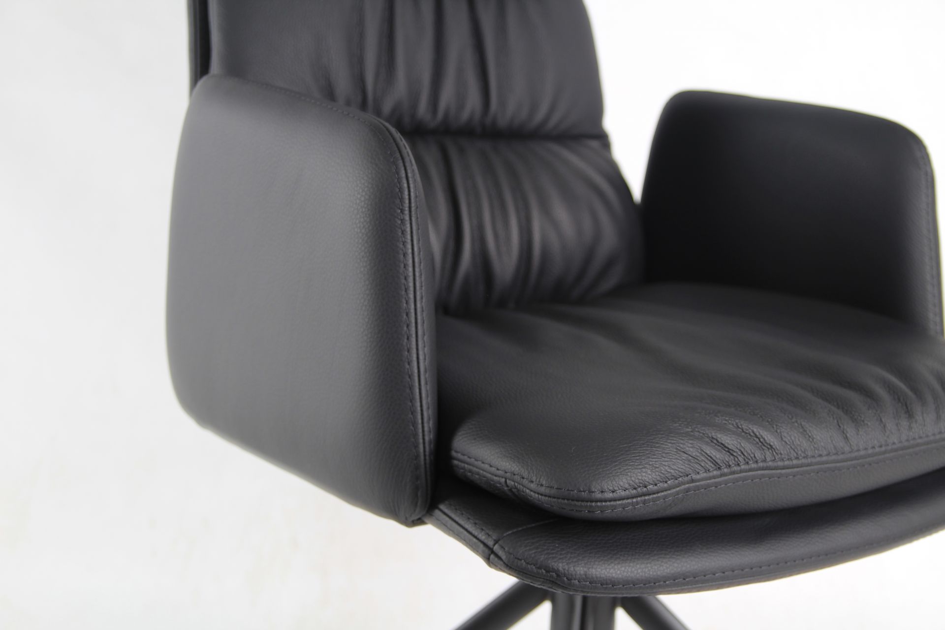 Premium Stühle, Ledersessel und maßgefertigte Stühle von form32